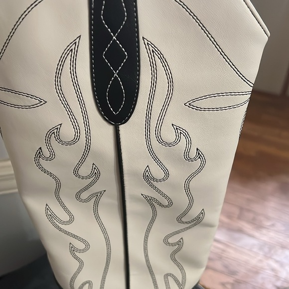 Chic Two-Tone Heeled Boots - Picture 3 of 11